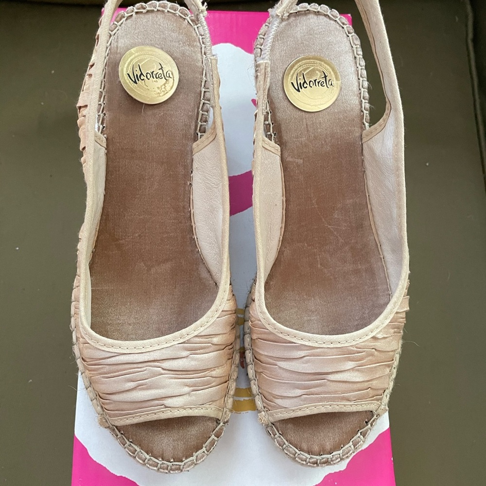 Vidoretta Gold Metallic Sling Back Wedges